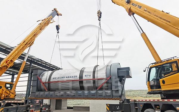 紡織污泥烘干設(shè)備吊裝現(xiàn)場 紡織污泥烘干設(shè)備吊裝現(xiàn)場